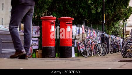 Ein Paar rote Briefkästen im Zentrum von Cambridge, die in einem niedrigen Winkel betrachtet werden. Bild von Jim Holden Stockfoto