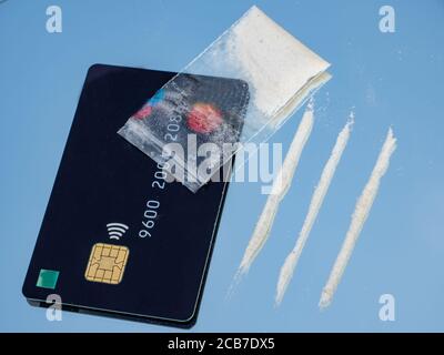 Crystal Meths Linie mit Geldkarte und Tasche auf einem Spiegel Stockfoto