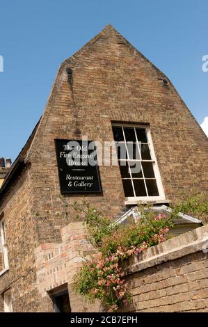 Das Restaurant und die Galerie des Old Fire Engine House in der Domstadt Ely, Cambridgeshire, England. Stockfoto