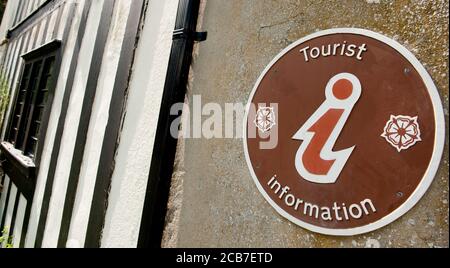 Touristeninformationsschild vor dem Haus von Oliver Cromwell, heute ein Museum, in der Domstadt Ely, Cambridgeshire, England. Stockfoto