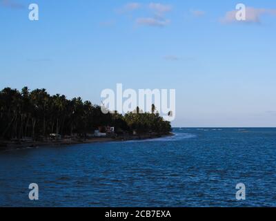 Sonnenuntergang Sonne erhellt das Meer und die Kokosnuss-Baldachin im Pontal do Boqueirão. Stockfoto