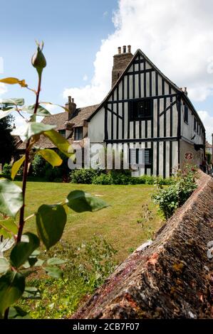 Gärten außerhalb der Heimat von Oliver Cromwell, heute ein Museum, in der Domstadt Ely, Cambridgeshire, England. Stockfoto
