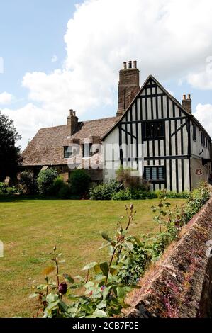 Gärten außerhalb der Heimat von Oliver Cromwell, heute ein Museum, in der Domstadt Ely, Cambridgeshire, England. Stockfoto