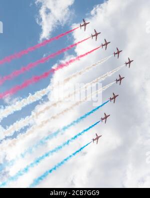 Das Royal Air Force Aerobatic Team, die Red Arrows, britische Kunstflugteam-Fluggruppe in V-Formation während des Flypast (vorbeifliegen), Großbritannien Stockfoto