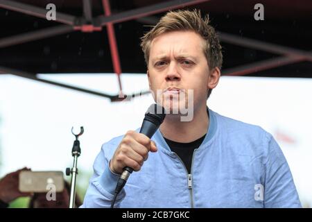 Owen Jones, britischer Journalist und Aktivist der Labour Party, spricht bei einer Kundgebung gegen Donald Trumps Besuch in Westminster, London, Großbritannien Stockfoto