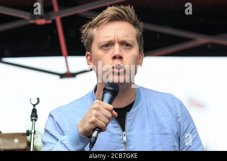 Owen Jones, britischer Journalist und Aktivist der Labour Party, spricht bei einer Kundgebung gegen Donald Trumps Besuch in Westminster, London, Großbritannien Stockfoto