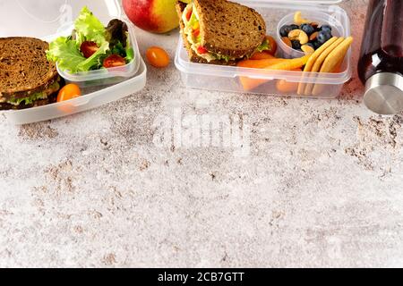 Draufsicht auf Boxen mit vegan gesunden Schulessen Stockfoto