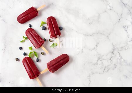 Erfrischende Heidelbeeren Sorbet Eis auf weißem Hintergrund Stockfoto