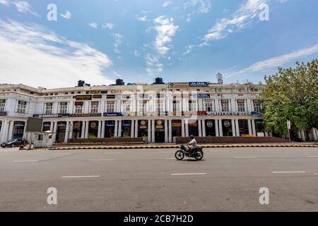 Ein Mann auf einem Fahrrad auf der Straße an der Zentrale Geschäftsviertel von Connaught Place in Neu-Delhi Stockfoto