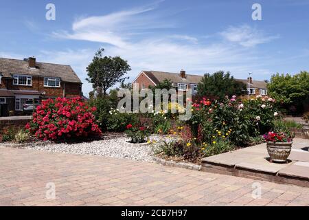 HAUS MIT PRIVATER AUFFAHRT UND VORGARTEN VON INLÄNDISCHER IMMOBILIE. VEREINIGTES KÖNIGREICH Stockfoto