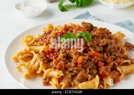 Pasta Bolognese campanelle mit Hackfleisch und Tomatensauce Stockfoto