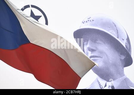 Die tschechische Flagge fliegt neben einem Foto von US-General George Patton im Patton Memorial Pilsen Museum, am 11. August 2020, in Pilsen, Tschechische Republik. US-Außenminister Mike Pompeo wird an diesem Tag mit dem tschechischen Außenminister Tomas Petricek in Pilsen zusammentreffen. (CTK Photo/Michal Kamaryt) Stockfoto