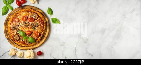 Köstliche und gesunde Blumenkohlpizza von oben gefangen Stockfoto