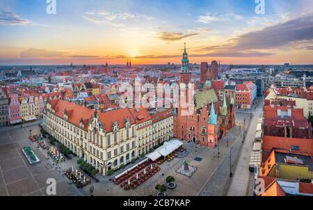 Breslau, Polen. Luftaufnahme des Rynek Platzes mit dem historischen gotischen Rathaus bei Sonnenaufgang Stockfoto