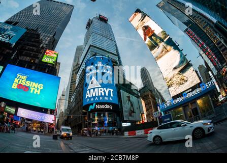 Werbung für Amryt Pharma auf dem riesigen Nasdaq-Bildschirm am Donnerstag, 6. August 2020, am Times Square in New York (© Richard B. Levine) Stockfoto