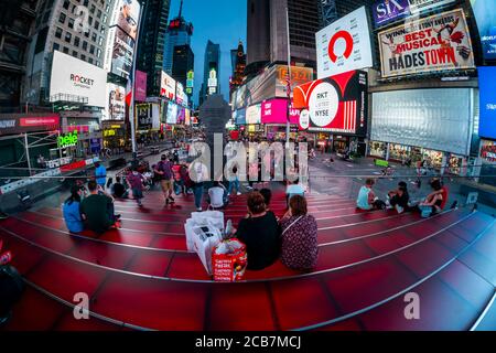 Riesige Video-Bildschirme am Times Square in New York am Donnerstag, 6. August 2020 gedenken des anfänglichen öffentlichen Angebots der Rocket-Firmen, die an der New Yorker Börse debütierten. Rocket Cos. Ist der Elternteil von Quicken Loans (© Richard B. Levine) Stockfoto