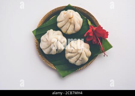 Ukdiche Modak sind gedünstete Knödel mit einem äußeren Reismehlteig und einer Kokos-Jagery Füllung, indische Nahrung, die Lord ganesha auf Chaturthi angeboten wird Stockfoto