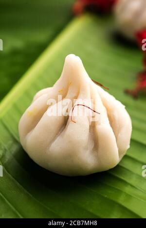 Ukdiche Modak sind gedünstete Knödel mit einem äußeren Reismehlteig und einer Kokos-Jagery Füllung, indische Nahrung, die Lord ganesha auf Chaturthi angeboten wird Stockfoto