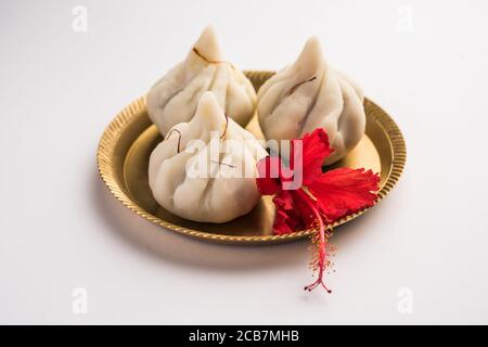 Ukdiche Modak sind gedünstete Knödel mit einem äußeren Reismehlteig und einer Kokos-Jagery Füllung, indische Nahrung, die Lord ganesha auf Chaturthi angeboten wird Stockfoto