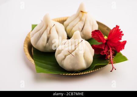 Ukdiche Modak sind gedünstete Knödel mit einem äußeren Reismehlteig und einer Kokos-Jagery Füllung, indische Nahrung, die Lord ganesha auf Chaturthi angeboten wird Stockfoto