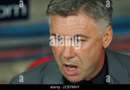 Mailand Italien, 20. Oktober 2004, 'SAN SIRO' Stadion, UEFA Champions League 2004/2005 , AC Mailand - FC Barcelona: Der Mailänder Trainer Carlo Ancelotti vor dem Spiel Stockfoto