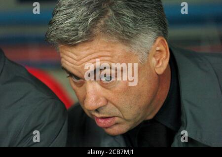Mailand Italien, 20. Oktober 2004, 'SAN SIRO' Stadion, UEFA Champions League 2004/2005 , AC Mailand - FC Barcelona: Der Mailänder Trainer Carlo Ancelotti vor dem Spiel Stockfoto