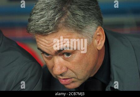 Mailand Italien, 20. Oktober 2004, 'SAN SIRO' Stadion, UEFA Champions League 2004/2005 , AC Mailand - FC Barcelona: Der Mailänder Trainer Carlo Ancelotti vor dem Spiel Stockfoto