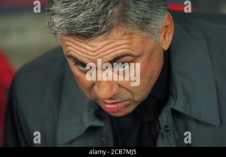 Mailand Italien, 20. Oktober 2004, 'SAN SIRO' Stadion, UEFA Champions League 2004/2005 , AC Mailand - FC Barcelona: Der Mailänder Trainer Carlo Ancelotti vor dem Spiel Stockfoto