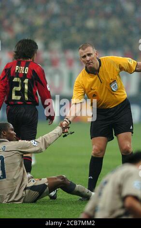 Mailand Italien, 20. Oktober 2004, 'SAN SIRO' Stadion, UEFA Champions League 2004/2005 , AC Mailand - FC Barcelona: Der Schiedsrichter ,Poll Graham (eng), hilft Samuel Eto'o wieder aufstehen Stockfoto