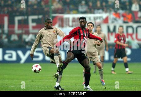 Mailand Italien, 20. Oktober 2004, 'SAN SIRO' Stadion, UEFA Champions League 2004/2005 , AC Mailand - FC Barcelona : Samuel Eto'o und Clarence Seedorf in Aktion während des Spiels Stockfoto