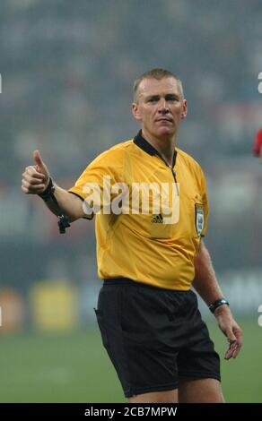 Mailand Italien, 20. Oktober 2004, 'SAN SIRO' Stadion, UEFA Champions League 2004/2005 , AC Mailand - FC Barcelona: Der Schiedsrichter ,Poll Graham (eng) , während des Spiels Stockfoto