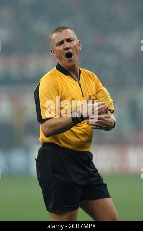 Mailand Italien, 20. Oktober 2004, 'SAN SIRO' Stadion, UEFA Champions League 2004/2005 , AC Mailand - FC Barcelona: Der Schiedsrichter ,Poll Graham (eng) , während des Spiels Stockfoto