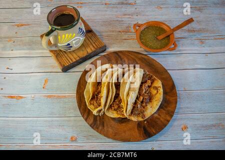 Mexikanische Tacos mit Grill, grüner Sauce und Cafe de la olla Stockfoto