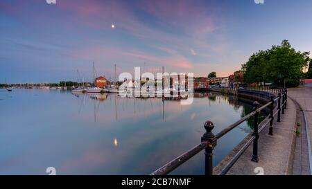 Fareham, Großbritannien - 29. Juli 2020: Sommeruntergang über Fareham Quay bei Flut, Hampshire, Großbritannien Stockfoto