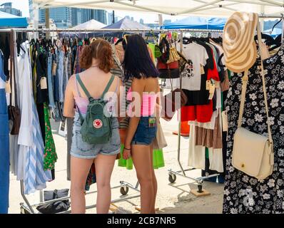 Am Eröffnungstag, Sonntag, 9. August 2020, erdulden die Käufer die Hitze auf dem Greenpoint Terminal Market. Der Markt behielt die extrabreiten Gänge aufrecht, eine Voraussetzung für Gesichtsbedeckung und soziale Distanzierungsprotokolle, da Käufer handwerkliche und antike Waren sowie eine Auswahl von Lebensmittelhändlern durchstöberten. (© Richard B. Levine) Stockfoto