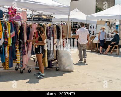 Am Eröffnungstag, Sonntag, 9. August 2020, erdulden die Käufer die Hitze auf dem Greenpoint Terminal Market. Der Markt behielt die extrabreiten Gänge aufrecht, eine Voraussetzung für Gesichtsbedeckung und soziale Distanzierungsprotokolle, da Käufer handwerkliche und antike Waren sowie eine Auswahl von Lebensmittelhändlern durchstöberten. (© Richard B. Levine) Stockfoto