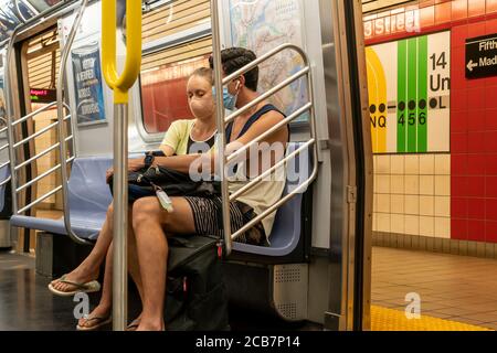 Maskierte Reiter auf der U-Bahn in New York am Sonntag, 9. August 2020. (© Richard B. Levine) Stockfoto