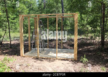 Bau einer neuen Hütte im Wald. Stockfoto