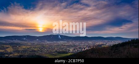 Sonnenaufgang über der Stadt Liberec, Tschechische republik. Jested. Blick aus der Sicht Prosec, Jested Mountain. Jizerske Gebirge und Liberec. Stockfoto