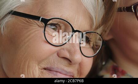 Emotionale Abrundung von jungen und älteren Frauen. Mutter und Tochter. Nahaufnahme. Hochwertige Fotos Stockfoto