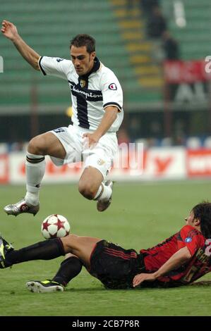 Mailand Italien 23 April 2004, 'G.MEAZZA SAN SIRO' Stadion, Fußballmeisterschaft Seria A 2004/2005, AC Mailand - PC Parma : Paolo Cannavaro und Kaladze in Aktion während des Spiels Stockfoto