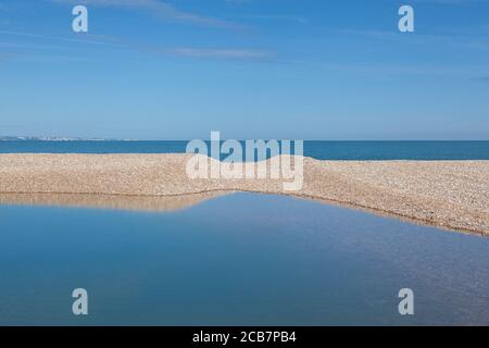 Wasserbecken am Dungeness Strand; einer der größten Kiesstrände Europas. Stockfoto