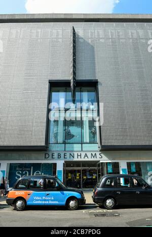 London, Großbritannien. 11. August 2020. Ein allgemeiner Blick auf das Äußere des Debenhams Flagship-Kaufhauses in der Oxford Street. Das Unternehmen hat 2,500 Stellenabbau angekündigt, da der Einzelhandel weiterhin unter der laufenden Coronavirus-Pandemie leidet. Kredit: Stephen Chung / Alamy Live Nachrichten Stockfoto