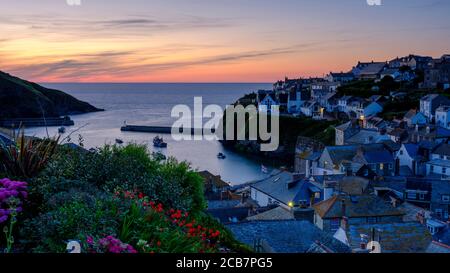 Port Isaac, Großbritannien - 11. Juli 2020: Sommeruntergang über Port Isaac, North Cornwall, Großbritannien Stockfoto