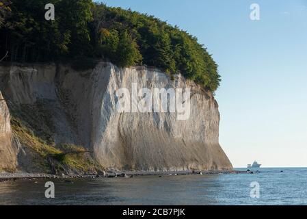 Sassnitz, Deutschland. August 2020. Ein Schiff passiert die Wissower Kliniken. Quelle: Stephan Schulz/dpa-Zentralbild/ZB/dpa/Alamy Live News Stockfoto