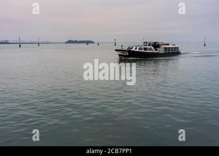 Italien, Venedig, Dezember 12 2018 Boot auf der Lagune. Stockfoto