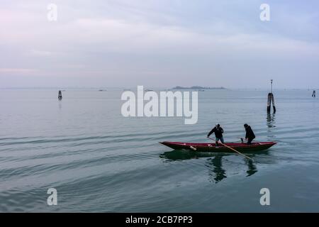 Italien, Venedig, Dezember 12 2018 Boot auf der Lagune. Stockfoto