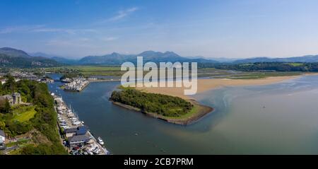 Porthmadog und die umliegenden Strände, Yachthafen mit vielen Yachten und Booten bei Flut. Nordwales Stockfoto