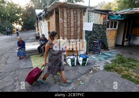 Rom, Italien. August 2020. Ein Bewohner eines Nomadenlagers verlässt das Lager während seiner Vertreibung. Quelle: Riccardo De Luca - Bilder Aktualisieren/Alamy Live News Stockfoto