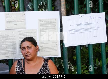 Rom, Italien. August 2020. Ein Bewohner eines Nomadenlagers verlässt das Lager während seiner Vertreibung. Quelle: Riccardo De Luca - Bilder Aktualisieren/Alamy Live News Stockfoto